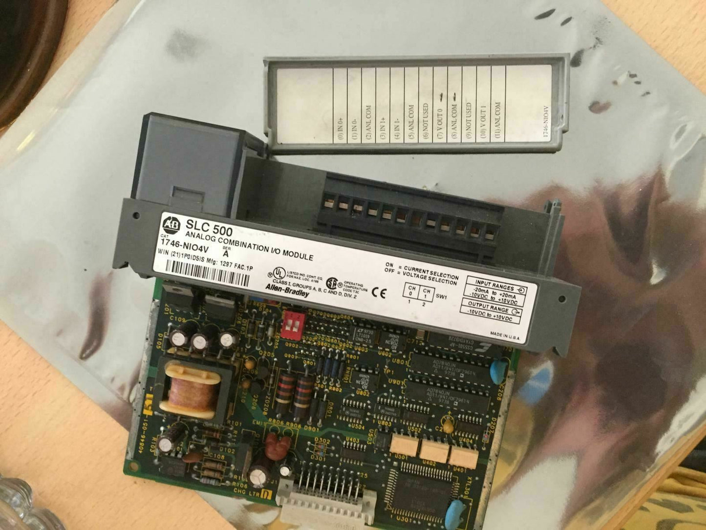 Allen Bradley 1746-nio4v 1746-NIO4V Ser a SLC 500 Combination Module