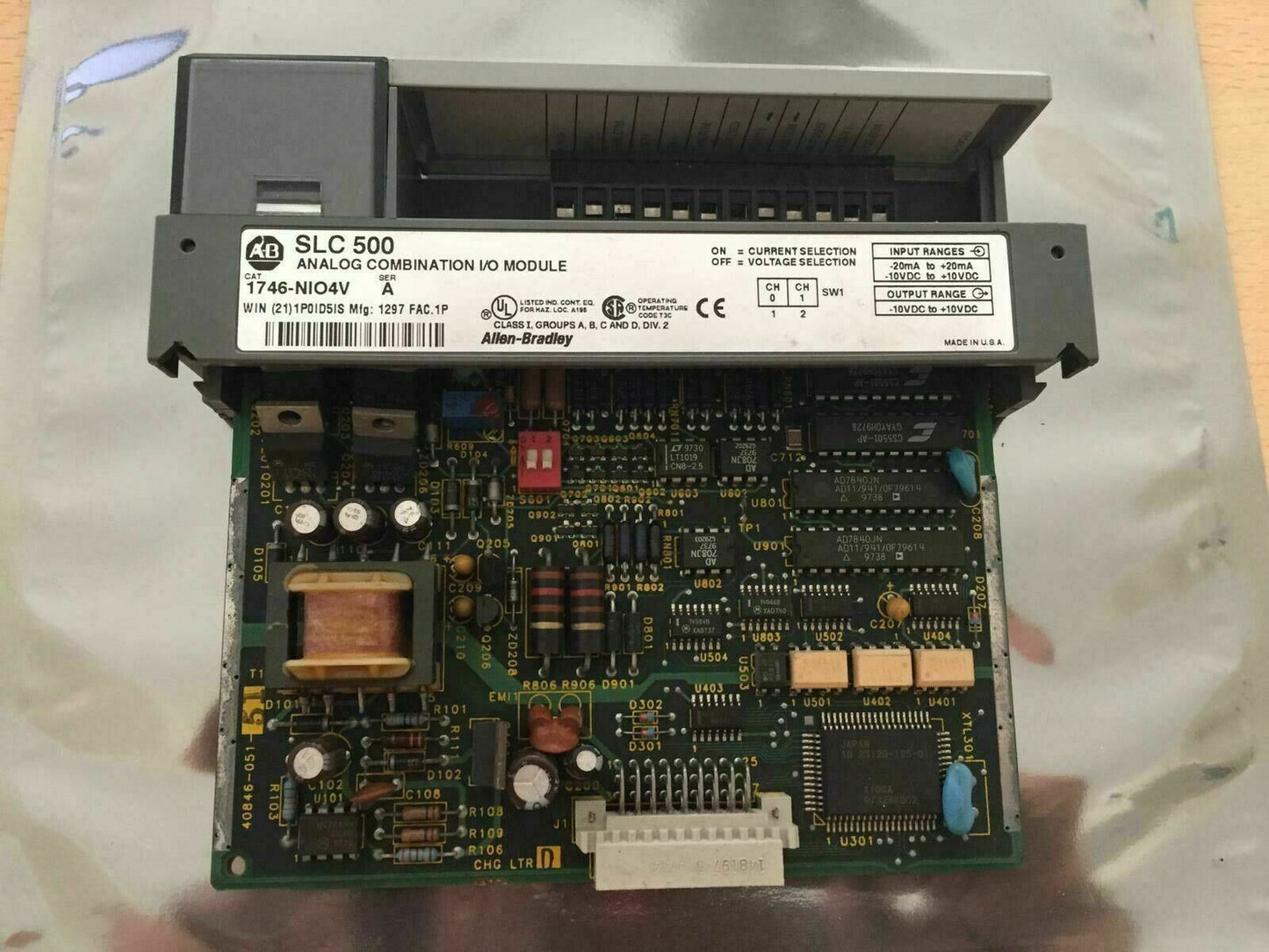 Allen Bradley 1746-nio4v 1746-NIO4V Ser a SLC 500 Combination Module