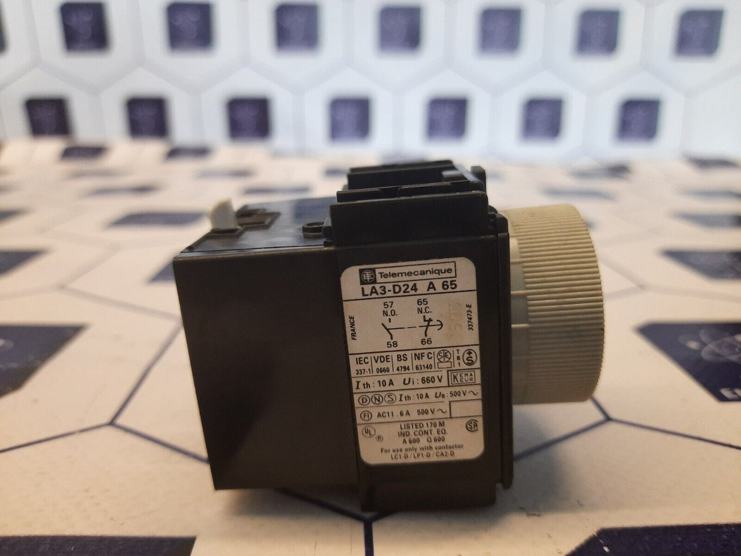 TELEMECANIQUE LA3-D24 A65 TIME RELAY