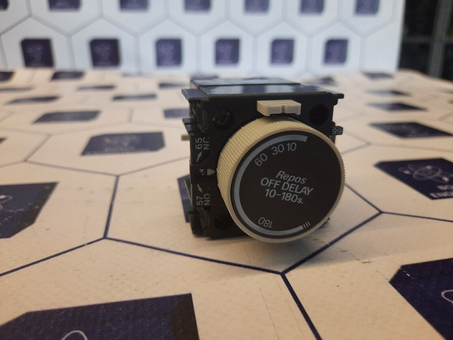 TELEMECANIQUE LA3-D24 A65 TIME RELAY
