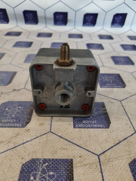 JOHNSON CONTROLS P33GB-9300 PRESSURE SWITCH