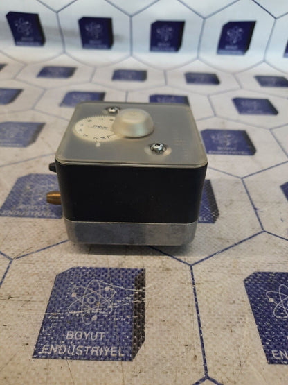 JOHNSON CONTROLS P33GB-9300 PRESSURE SWITCH