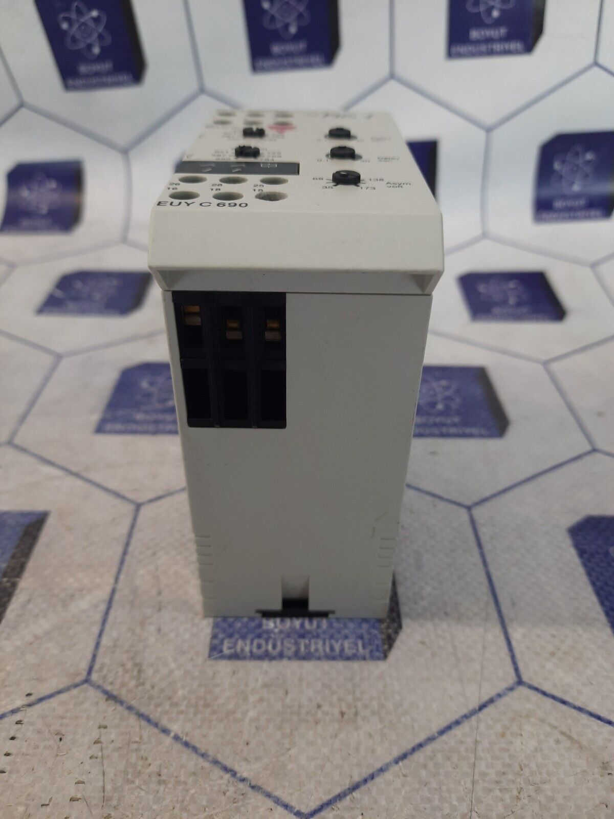 CARLO GAVAZZI EUY C 690 Voltage Controls
