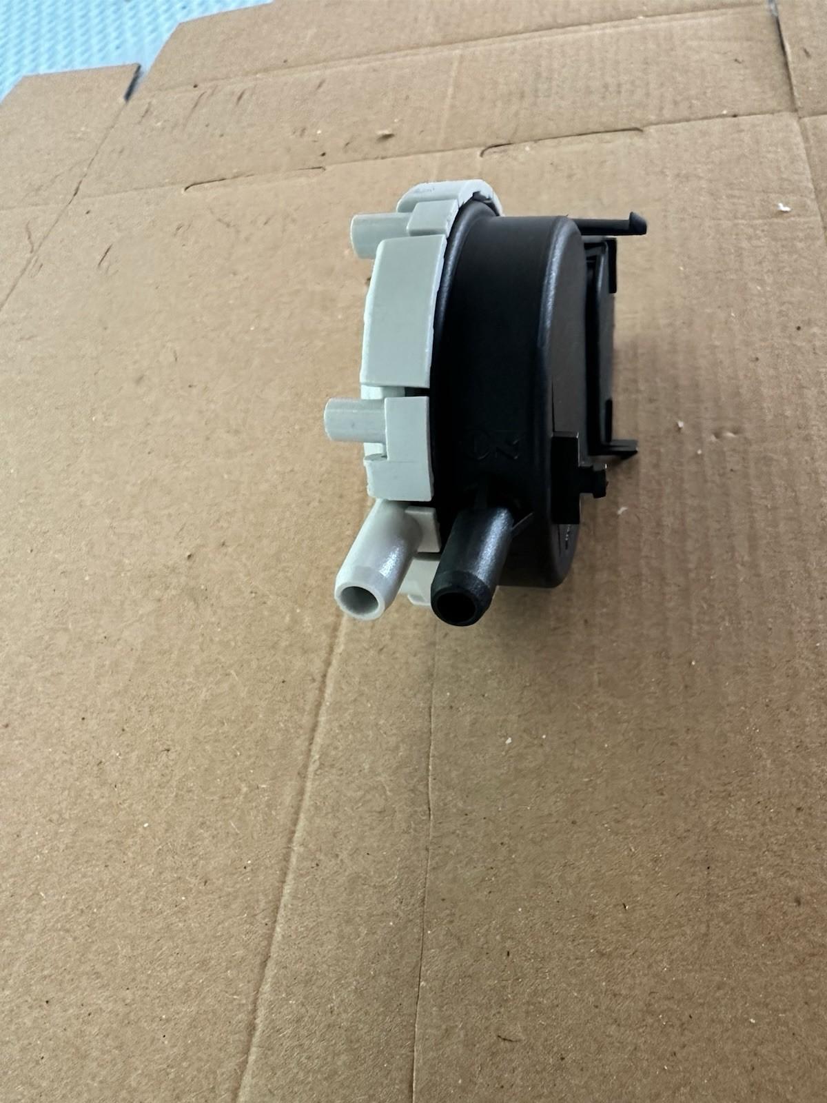 Huba Control 402.9200021 Luft- und Neutralgasdrucksensor 0-5 mbar Schneller V...